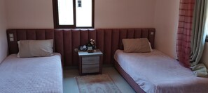 3 chambres, fer et planche à repasser, Wi-Fi, draps fournis