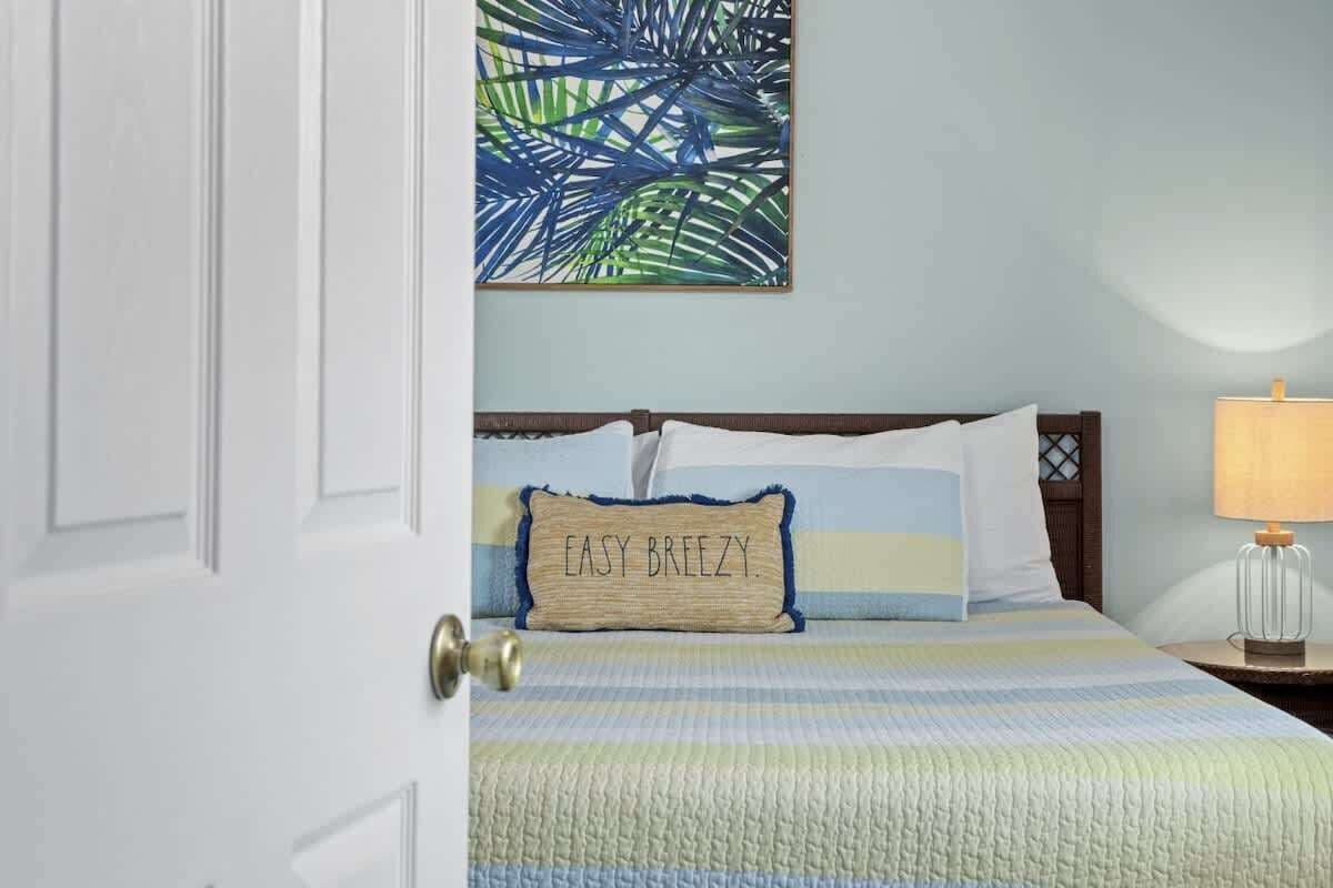 2 slaapkamers, een bureau, een strijkplank/strijkijzer, reisbedje