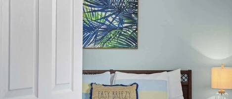 2 slaapkamers, een bureau, een strijkplank/strijkijzer, reisbedje