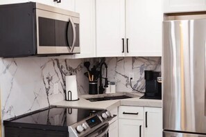 Refrigerador, microondas, horno y parrilla de estufa 