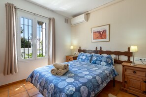 2 quartos, cofres nos quartos, ferros/tábuas de passar roupa
