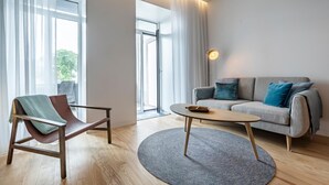A modern living room with a sofa, a coffee table, and a chair. - Nomad s Lux - Jardim Vista (Porto)