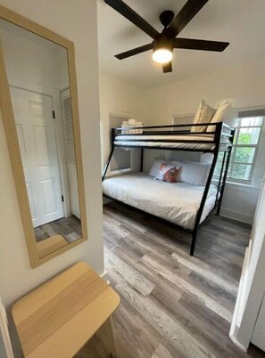 2 dormitorios, tabla de planchar con plancha, wifi gratis y ropa de cama