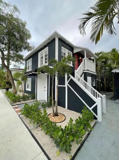 Modern 2BR Steps 2 Water Near Downtown! Fast Wifi