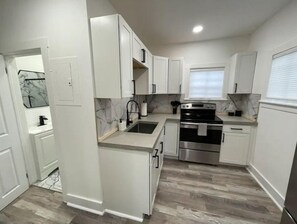 Frigorífico, microondas, horno y placa de cocina