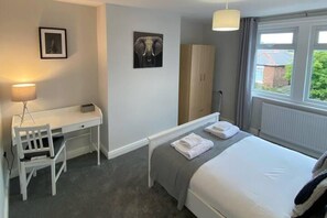 2 habitaciones, tabla de planchar con plancha y wifi gratis 