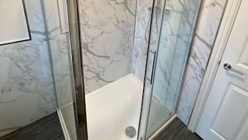 Suihku, hiustenkuivaaja, pyyhkeet