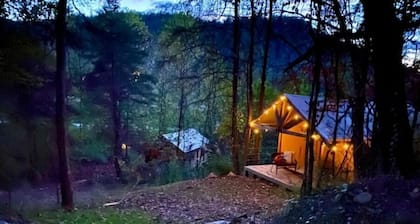 🏕The RED! Rustic luxury for two tucked away!