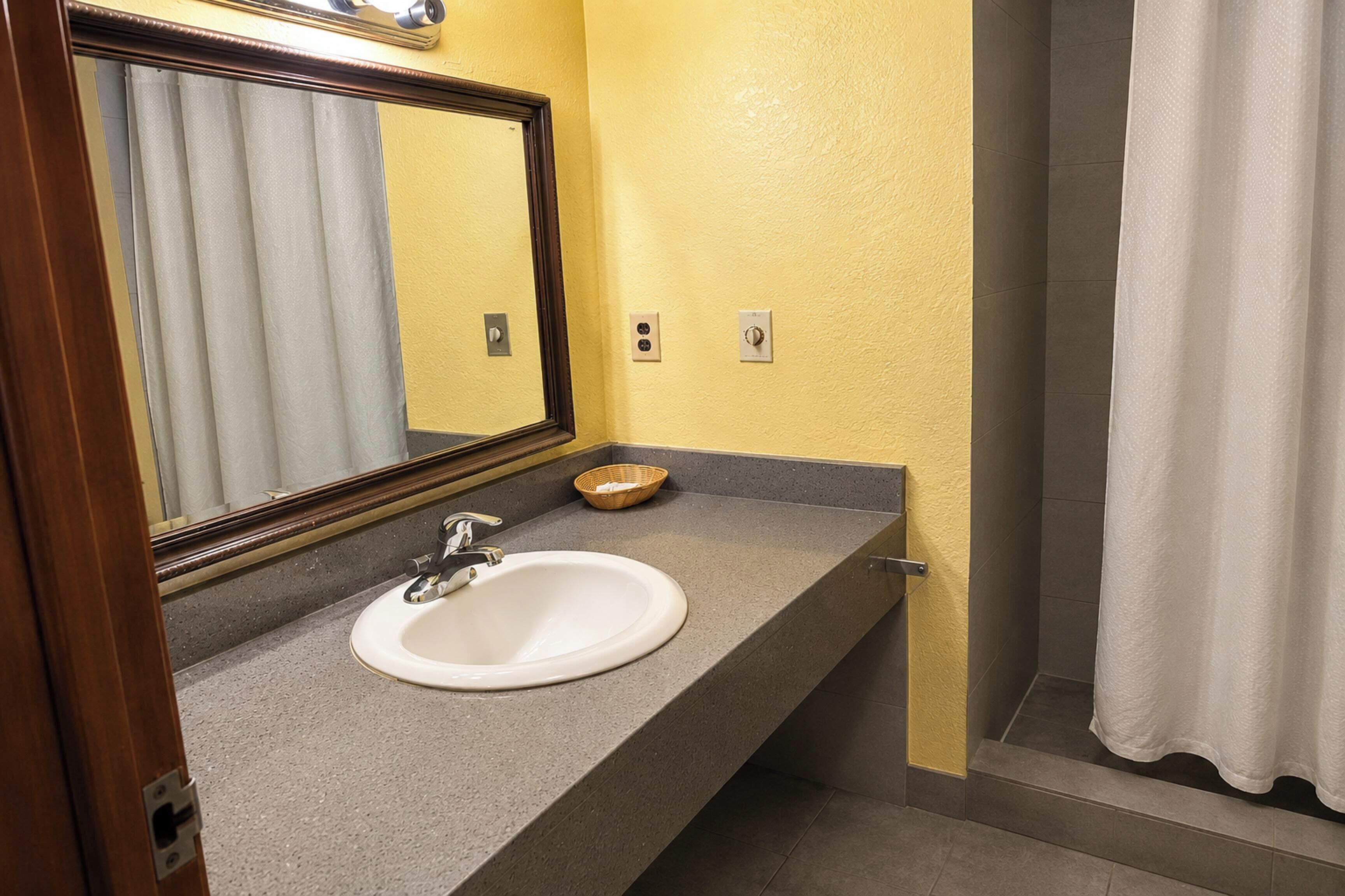 Shower, free toiletries, towels