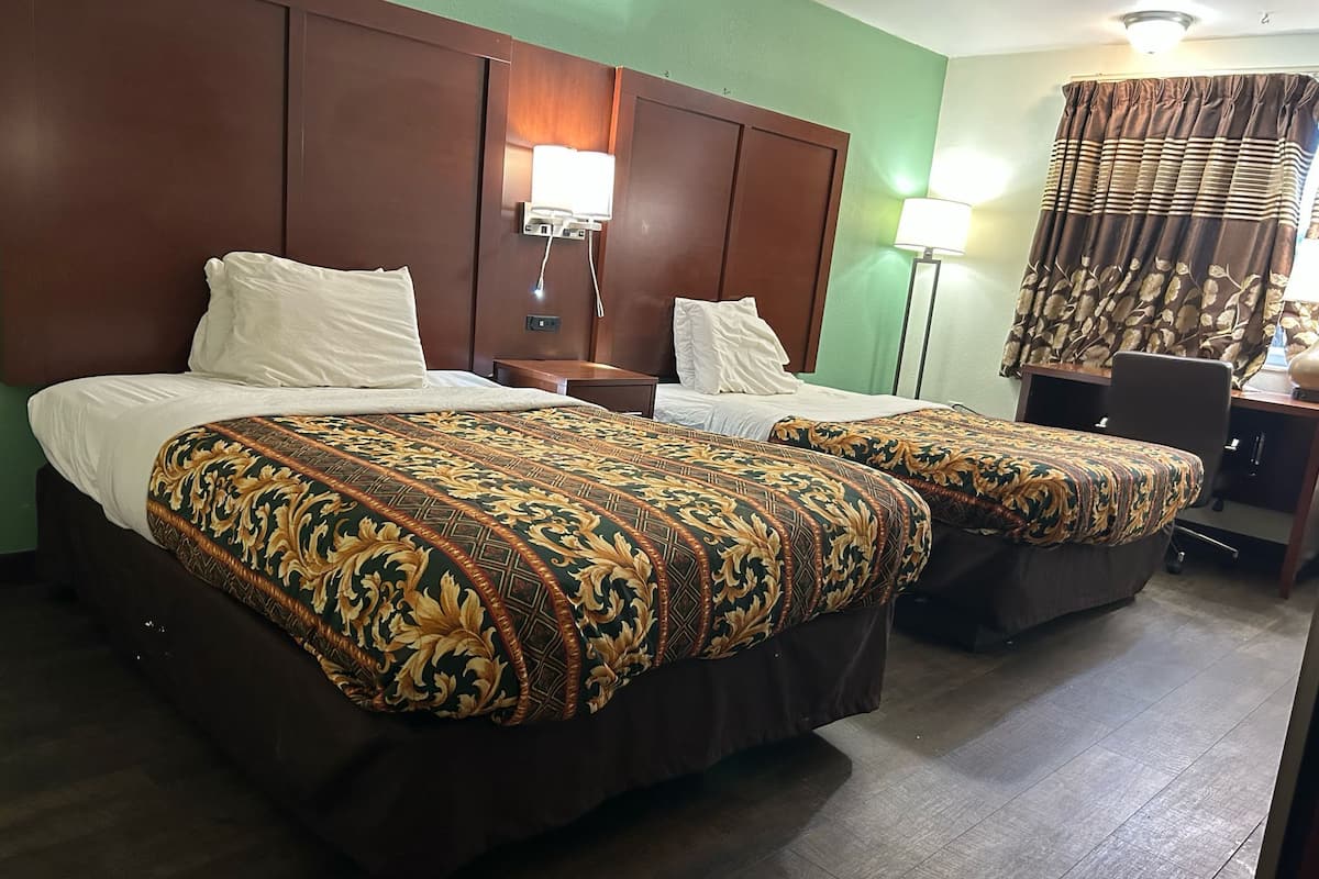 Escritorio y ropa de cama