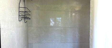 Regadera, amenidades de baño gratuitas, toallas