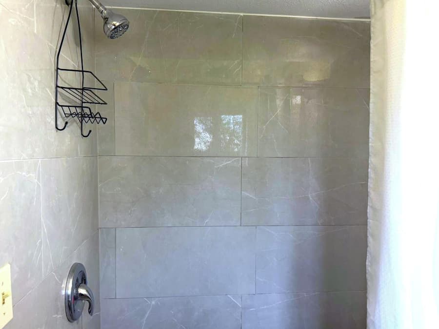 Ducha, artículos de higiene personal gratuitos y toallas
