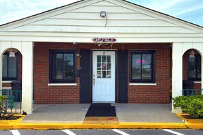 Front of property - Hillcrest Motel By OYO Aurora IN Near Lawrenceburg (Aurora)