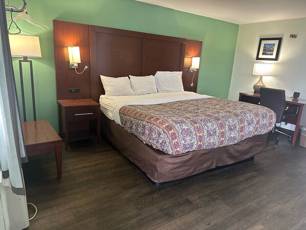 Escritorio y ropa de cama