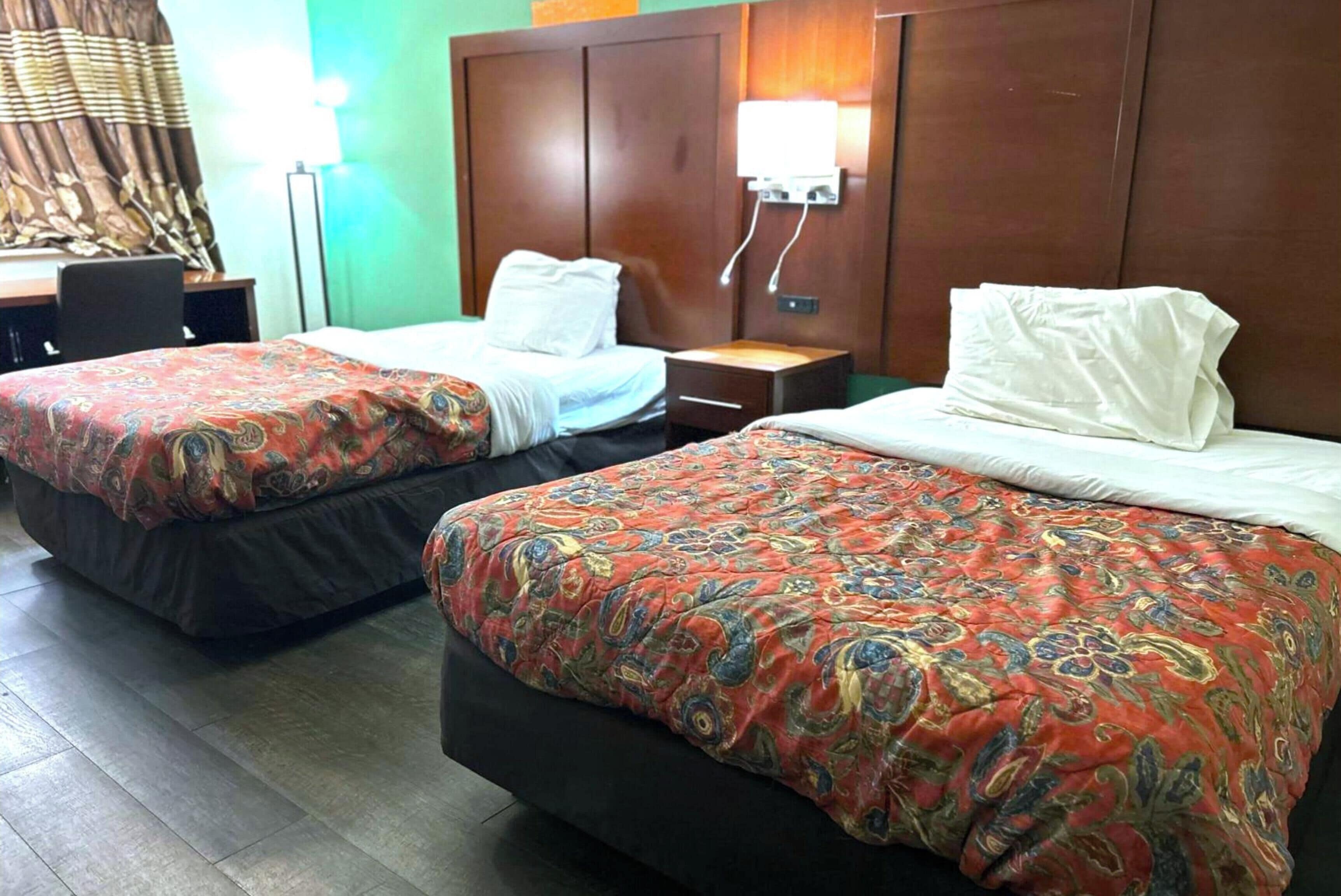 Habitación, 2 camas Queen size, para no fumadores | Escritorio y ropa de cama 
