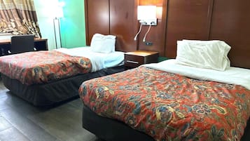 Habitación, 2 camas Queen size, para no fumadores | Escritorio y ropa de cama