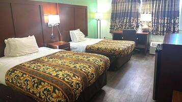 Habitación, 2 camas de matrimonio, fumadores | Escritorio y ropa de cama