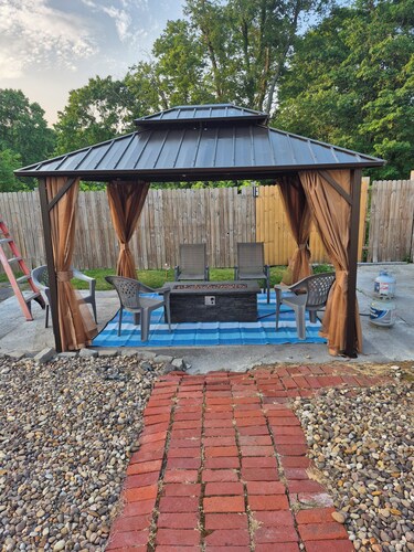 Cheerful three bedroom home with seasonal pool