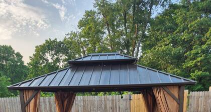 Cheerful three bedroom home with seasonal pool