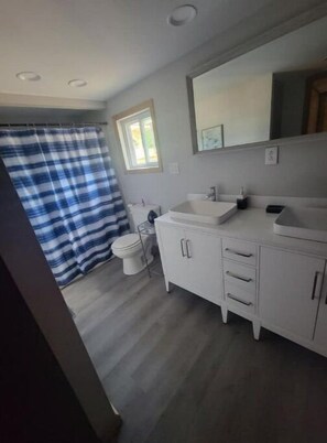 Suihku, hiustenkuivaaja, pyyhkeet, saippua