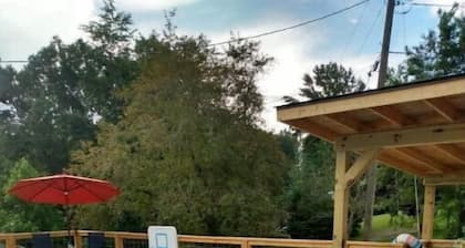 Cheerful three bedroom home with seasonal pool