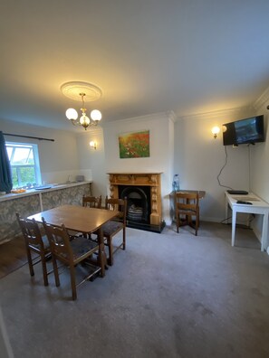 Dining - Impeccable 2-bed Apartment in Lisselton (Ballydonohoe)
