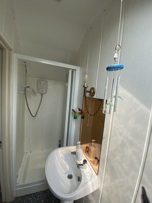 Apartment, Multiple Beds | Bathroom | Shower, hair dryer, towels