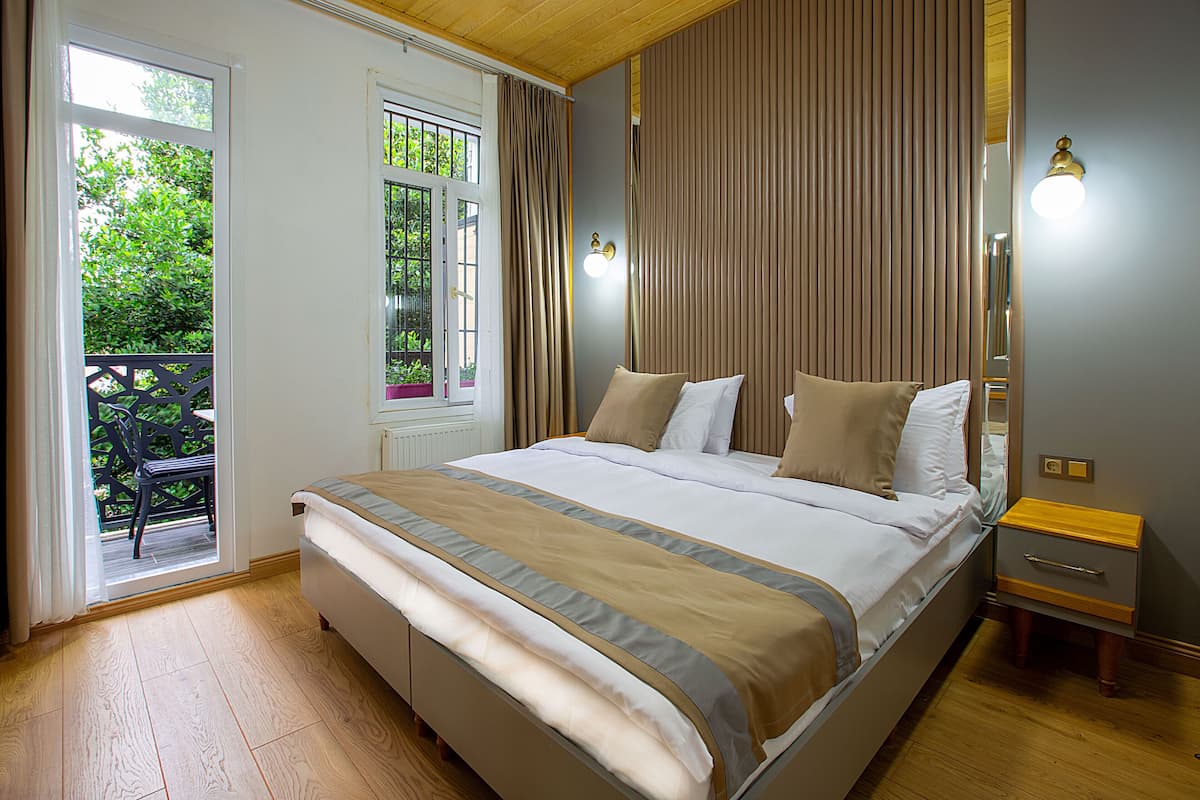 Deluxe Room Balcony | Egyptian cotton sheets, premium bedding, pillowtop beds, in-room safe