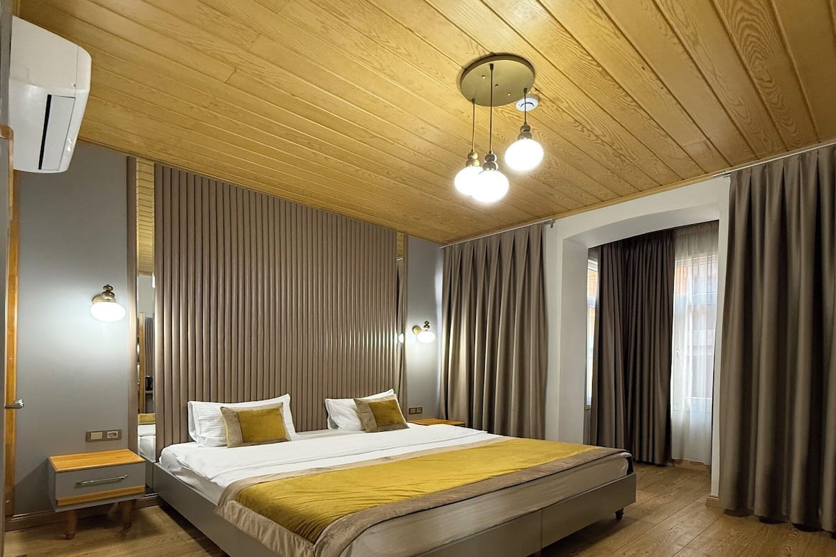 Habitación Deluxe con 1 cama doble o 2 individuales | Sábanas de algodón egipcio y ropa de cama de alta calidad