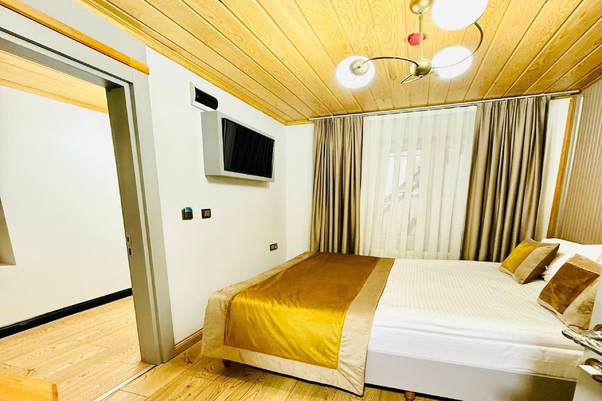 Deluxe Economy Room | Egyptian cotton sheets, premium bedding, pillowtop beds, in-room safe