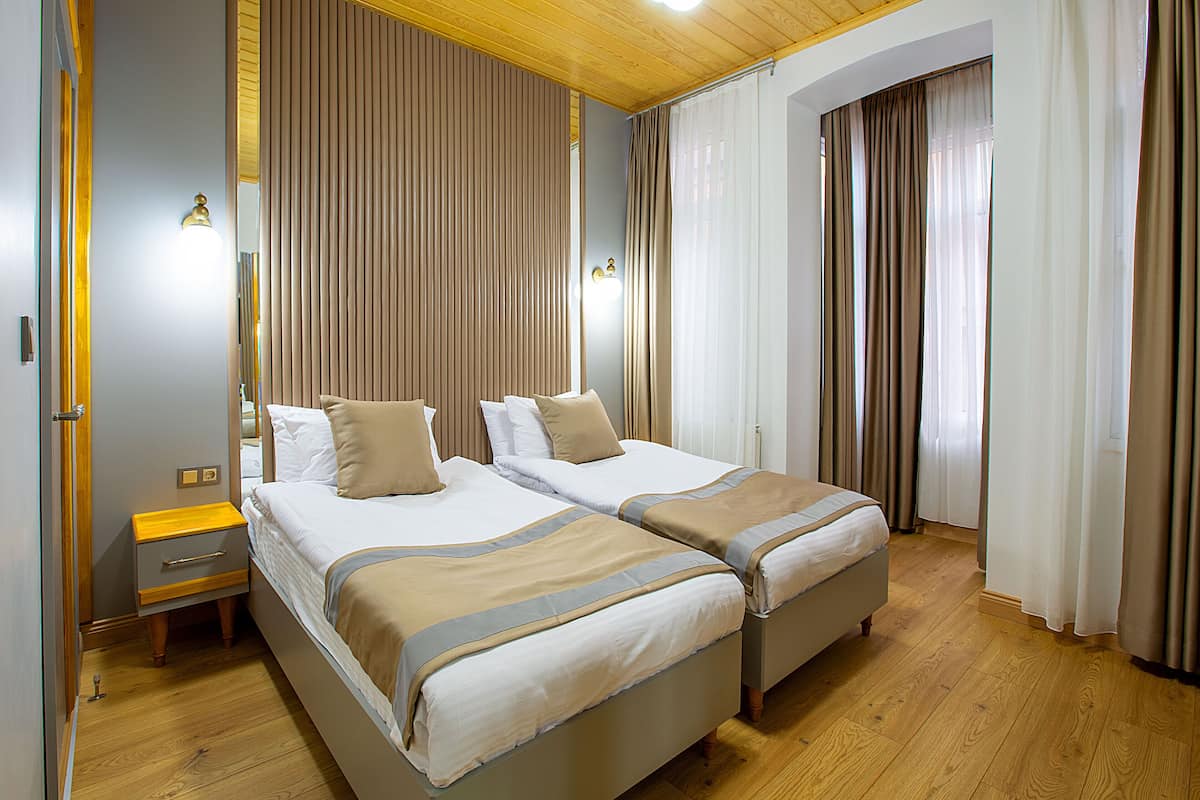Habitación Deluxe con 1 cama matrimonial o 2 individuales | Sábanas de algodón egipcio y ropa de cama de alta calidad