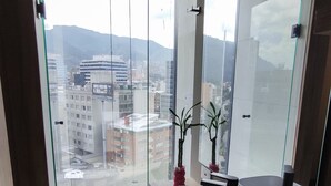 Un bagno moderno con una grande finestra, un lavandino e uno specchio.