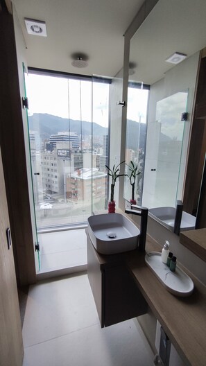 Hårføner, håndklær, såpe og toalettpapir