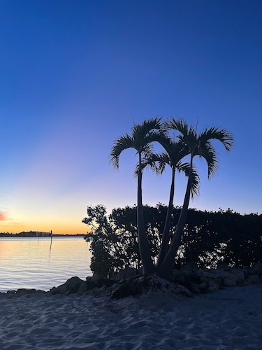 Navy Harbor...A Secluded Paradise, Heated Pool, King Suite, Grill