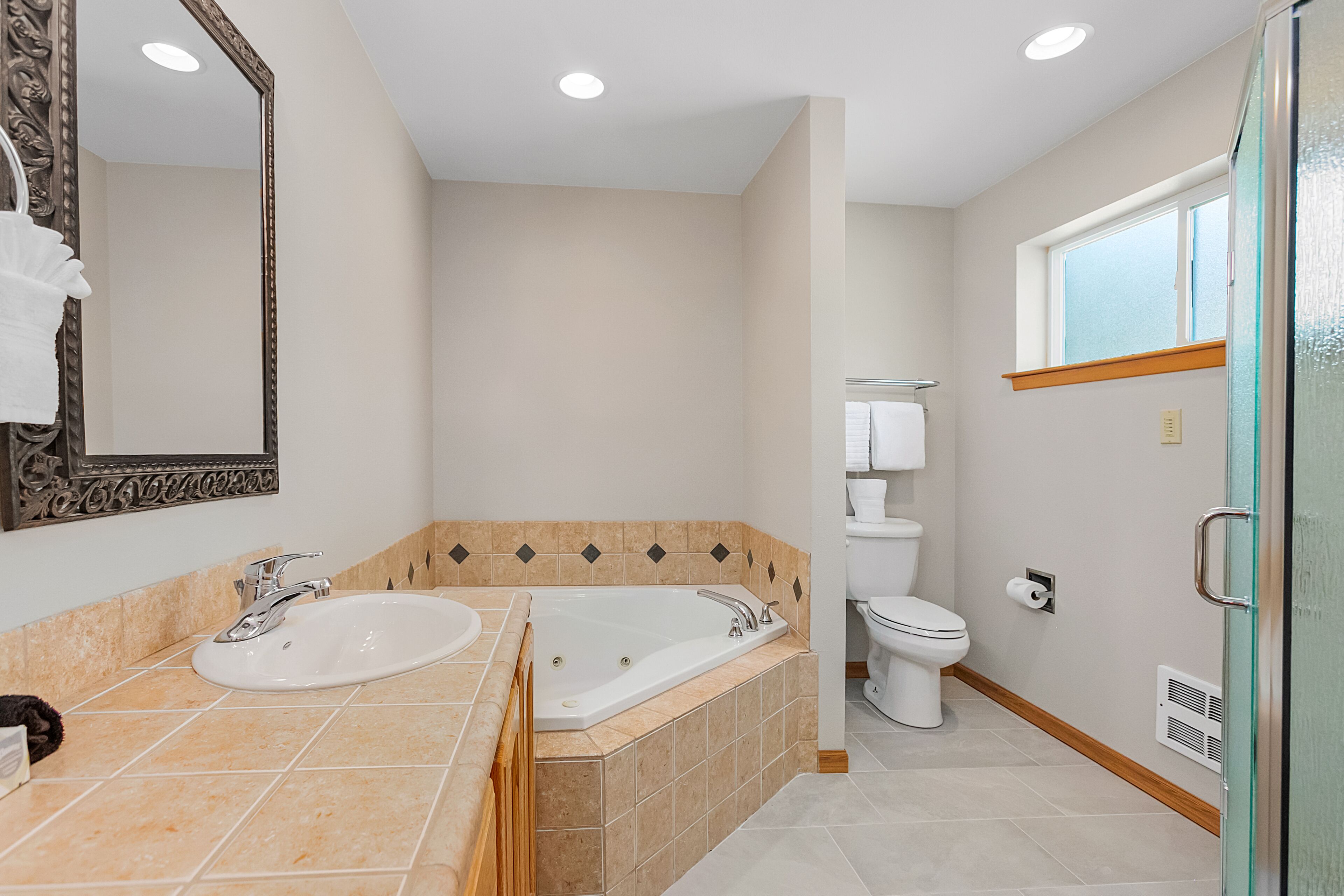 Classic Studio | Bathroom | Separate tub and shower, towels