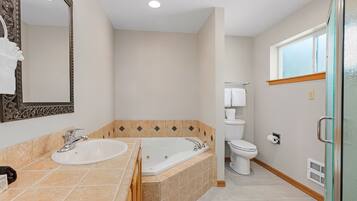 Classic Studio | Bathroom | Separate tub and shower, towels