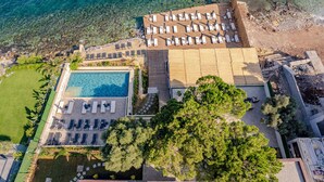 An aerial view of a resort with a swimming pool, sun loungers, and a beach area. - Isolina Bodrum (Bodrum)