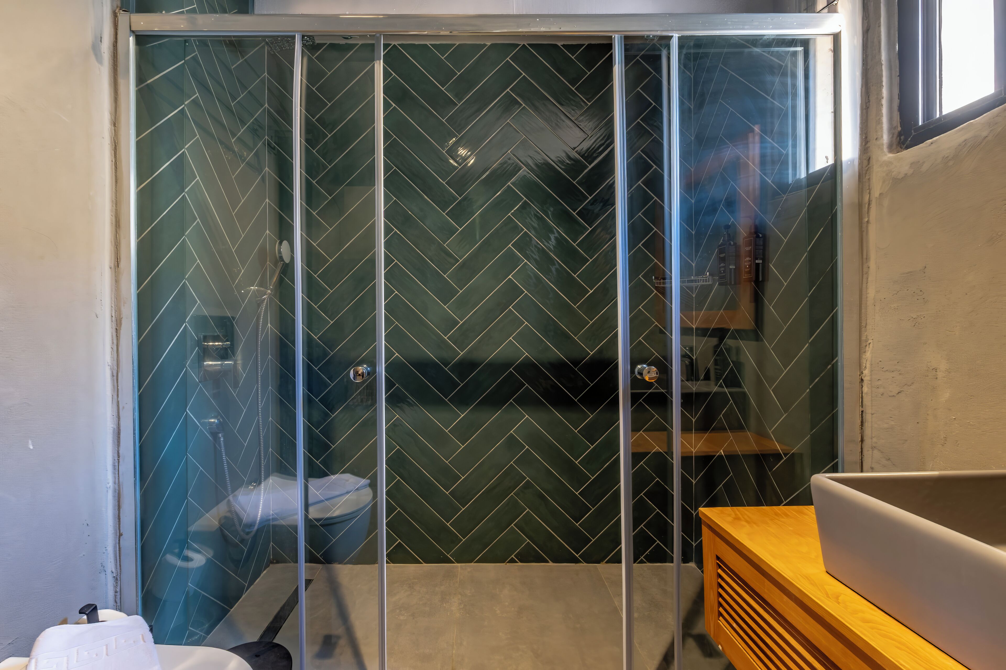 Un baño con cabina de ducha, inodoro y lavamanos.