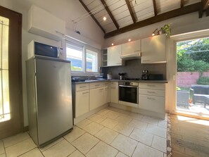 Een koelkast, een microgolfoven, een oven, een kookplaat