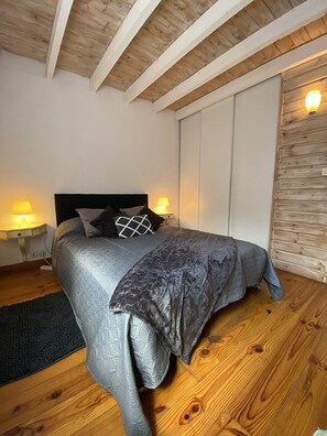 2 slaapkamers, een bureau, een strijkplank/strijkijzer, gratis wifi