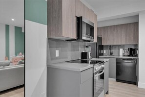 Frigorifero, microonde, forno, piano cottura