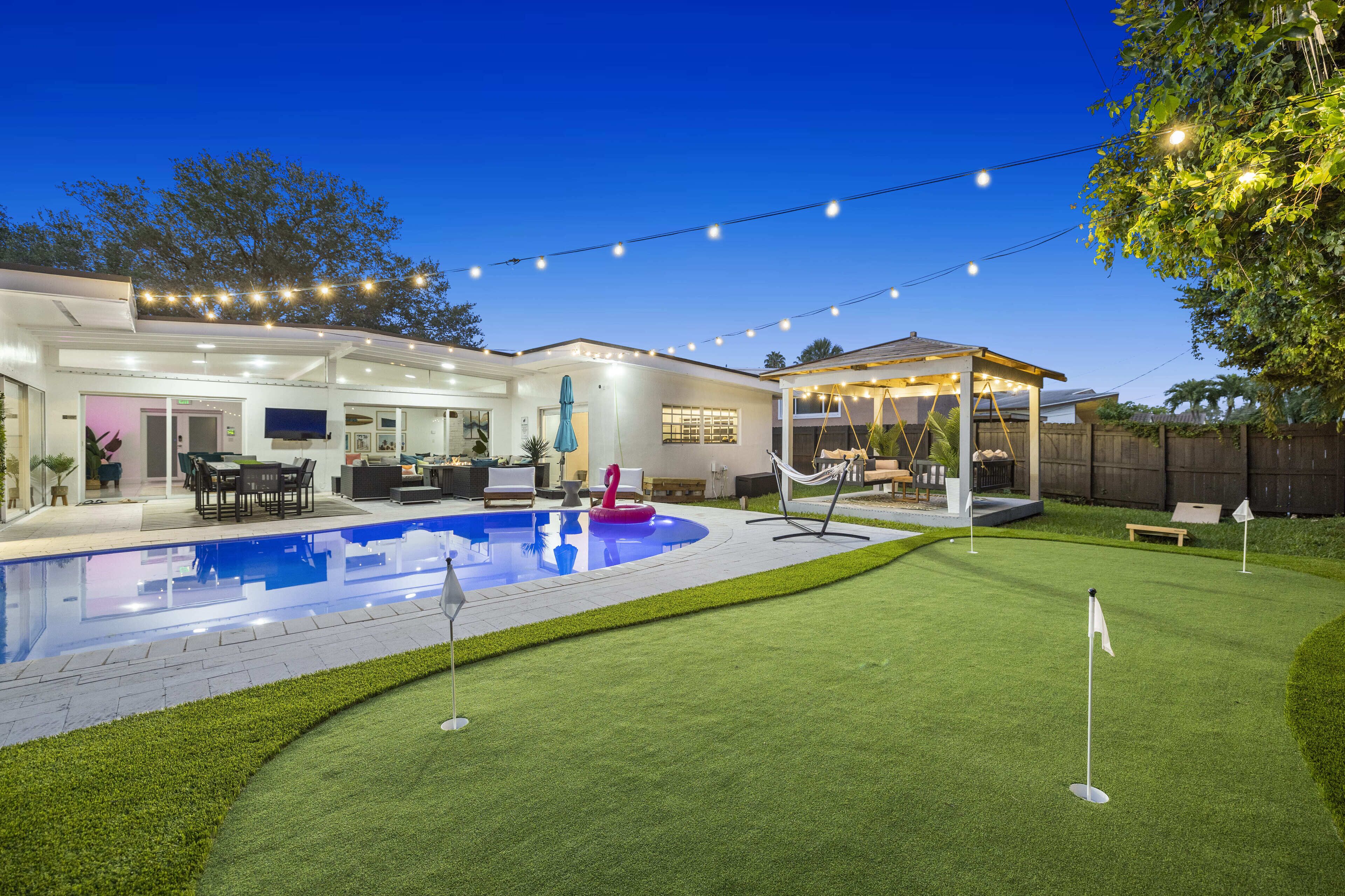 5BR Luxury Villa w/ Heated Pool, Games, Fire Pit, Golf, Cabana, 10-mn from Beach