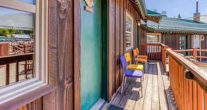 Mountain & valley-view dog-friendly cabin with courtyard, partial AC, and WiFi
