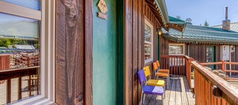 Mountain & valley-view dog-friendly cabin with courtyard, partial AC, and WiFi