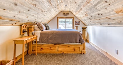 2-story dog-friendly cabin near White Salmon River with mtn views, courtyard, AC