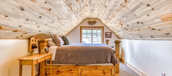 2-story dog-friendly cabin near White Salmon River with mtn views, courtyard, AC