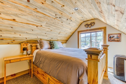 2-story dog-friendly cabin near White Salmon River with mtn views, courtyard, AC
