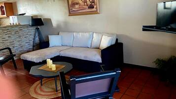 Fernseher, Tischfußball, Tischtennisplatte