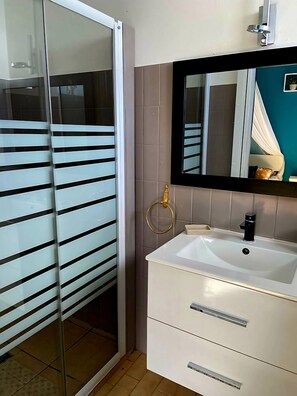 Shower, hair dryer, towels, soap - Villa Caraibea vue mer des Caraïbes et spa Privé (Sainte-Luce)