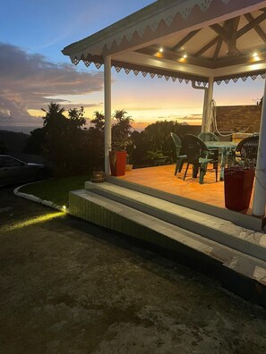 Outdoor dining - Villa Caraibea vue mer des Caraïbes et spa Privé (Sainte-Luce)